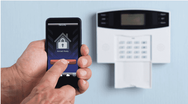 Inbrottslarm på väggen som styrs av app i telefonen